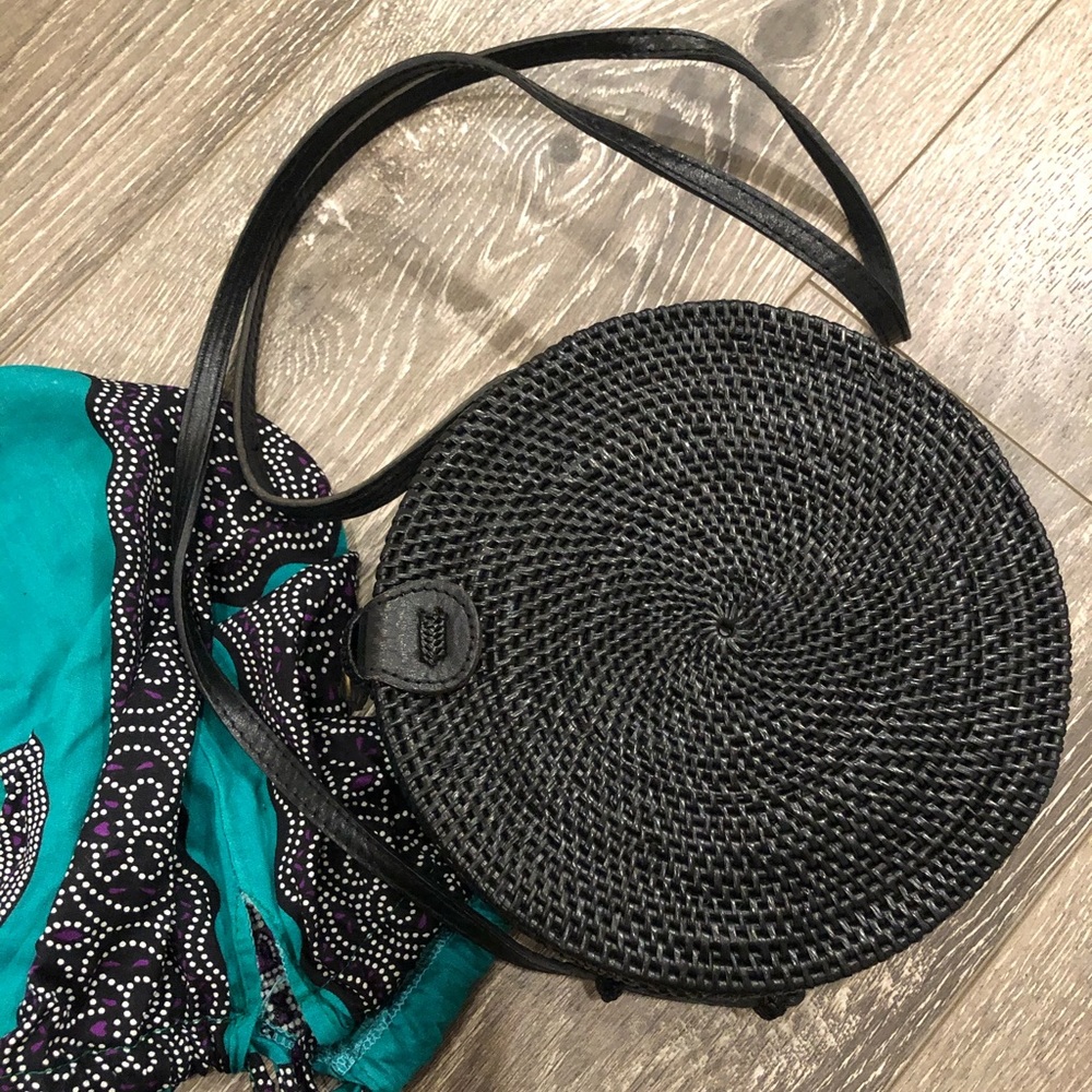 Black round straw rattan purse